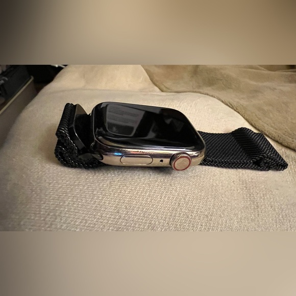 Apple Watch-6 Series 44MM Gold - Picture 2 of 13